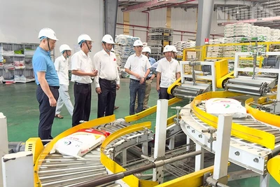 Lãnh đạo tỉnh Vĩnh Long thăm không khí sản xuất của doanh nghiệp ở Vĩnh Long.