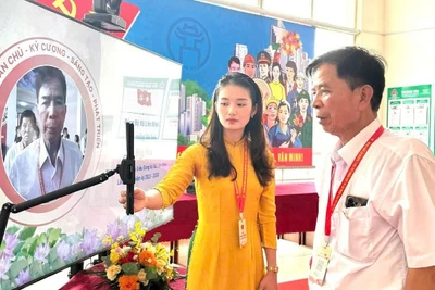 Các đại biểu tham dự Đại hội Đảng bộ xã Liên Minh lần thứ nhất đang điểm danh bằng công nghệ vnface. (Ảnh: DIỆU THƯƠNG)