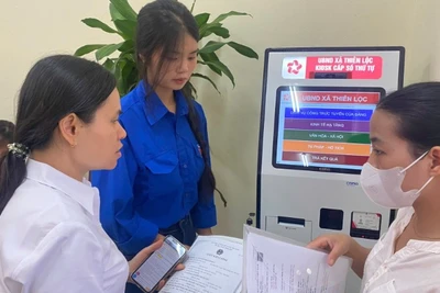 Đoàn thanh niên hỗ trợ người dân lấy số thứ tự tại Điểm Phục vụ hành chính công xã Thiên Lộc.