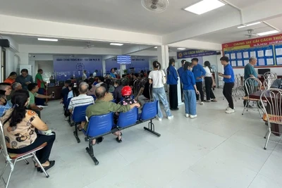 Đoàn thanh niên hỗ trợ người dân thực hiện thủ tục hành chính tại Điểm Phục vụ hành chính công xã Ô Diên.