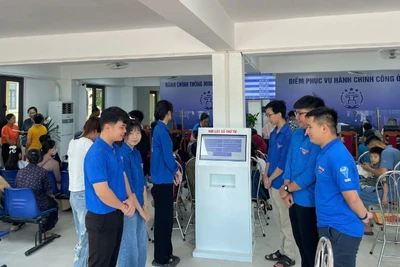 Đoàn viên thanh niên xã Ô Diên hỗ trợ người dân tại Điểm Phục vụ hành chính công xã. 