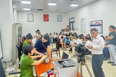 Công an phường Yên Sở đang thực hiện việc cấp đổi thẻ đảng viên điện tử cho các đảng viên trên địa bàn.