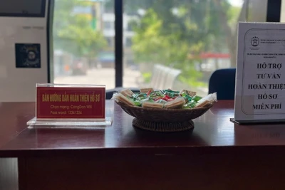 Bánh kẹo được phục vụ miễn phí tại Trung tâm Phục vụ Hành chính công, chi nhánh số 7. (Ảnh: DIỆU THƯƠNG)