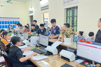 Người dân đến giải quyết thủ tục hành chính tại Điểm Phục vụ hành chính công xã Phú Nghĩa.