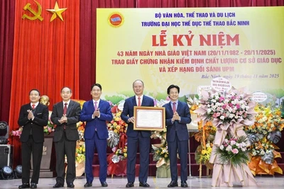 Đại diện lãnh đạo Trung tâm Kiểm định chất lượng giáo dục-Đại học Quốc gia Hà Nội trao chứng nhận kiểm định chất lượng giáo dục cho Trường đại học Thể dục thể thao Bắc Ninh.