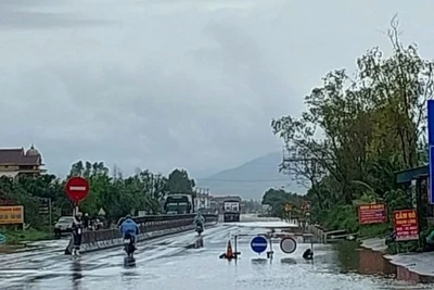 Quốc lộ đoạn qua bắc Quảng Trị bắt đầu bị ngập nước. (Ảnh: Hương Giang)