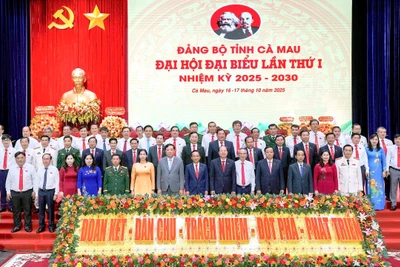 Ban Chấp hành Đảng bộ tỉnh Cà Mau nhiệm kỳ 2020-2025 chụp ảnh lưu niệm tại phiên trù bị.