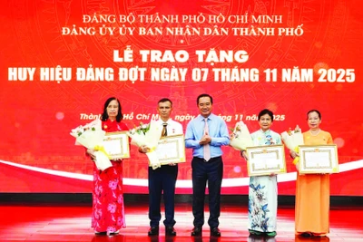 Ủy viên Trung ương Đảng, Chủ tịch Ủy ban nhân dân Thành phố Hồ Chí Minh Nguyễn Văn Được trao Huy hiệu Đảng đợt 7/11 tặng các đảng viên trên địa bàn.