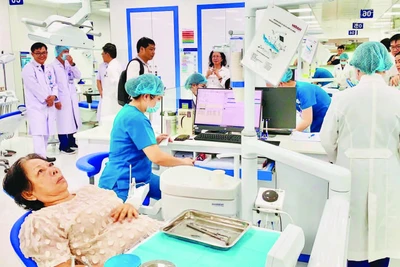 Người cao tuổi khám sức khỏe tại Bệnh viện Thống Nhất.