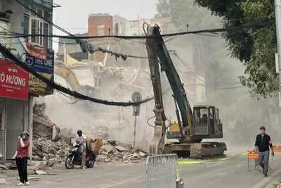 Bụi phát sinh trong quá trình phá dỡ công trình xây dựng. 