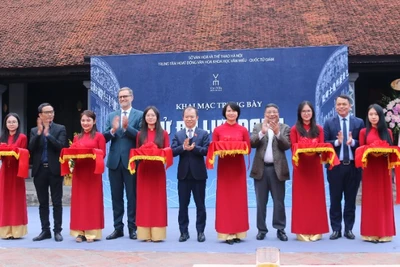 Các đại biểu cắt băng khai mạc không gian trưng bày.