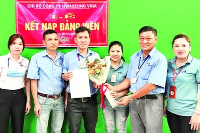 Lễ kết nạp đảng viên tại Chi bộ Công ty Hwaseung Vina, xã Nhơn Trạch, tỉnh Đồng Nai.