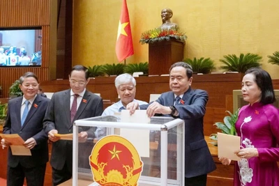 Trước khi biểu quyết thông qua Nghị quyết bằng hình thức biểu quyết điện tử, Quốc hội phê chuẩn danh sách Phó Chủ tịch và Ủy viên Hội đồng Bầu cử quốc gia bằng hình thức bỏ phiếu kín. (Ảnh: DUY LINH)