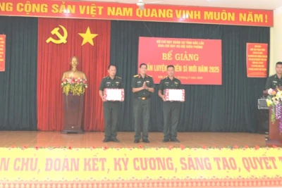 Đại tá Niê Ta, Chỉ huy trưởng Bộ Chỉ huy Quân sự tỉnh Đắk Lắk tặng quà cán bộ, chiến sĩ Tiểu đoàn Huấn luyện-Cơ động.