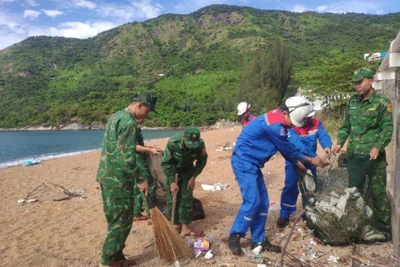 Đoàn viên, thanh niên Công ty cổ phần xăng dầu khí Phú Yên cùng với Bộ đội Biên phòng tham gia chương trình “Hãy làm sạch biển”.