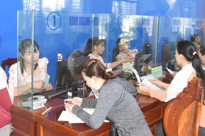 Người dân đến làm thủ tục tại Trung tâm hành chính công phường Mỹ Phong, tỉnh Đồng Tháp. (Ảnh NGUYỄN SỰ)