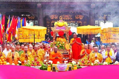 Ban Tổ chức thực hiện nghi lễ tôn trí xá lợi Đức Phật tại chùa Tam Chúc, Hà Nam.