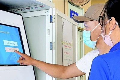 Người dân đặt lịch khám qua ki-ốt thông minh tại Bệnh viện đa khoa Ô Môn.