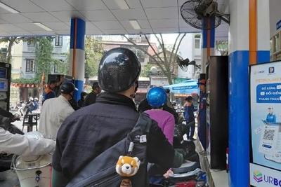 Người dân xếp hàng mua xăng tại cửa hàng trên phố Trần Hưng Đạo (Hà Nội). 