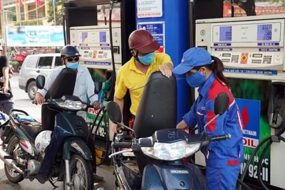 Các cửa hàng bán lẻ xăng dầu được yêu cầu chấp hành đúng quy định trong kinh doanh.
