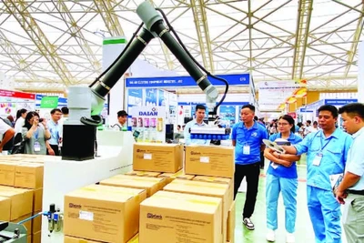 Tập đoàn Intech Group giới thiệu dây chuyền robot bốc xếp hàng hóa tự động tại Hội chợ triển lãm công nghiệp hỗ trợ Hà Nội năm 2025.