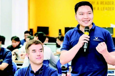 Tiến sĩ Lê Duy Dũng (người đứng) hướng dẫn, đào tạo về công nghệ trí tuệ nhân tạo cho đội ngũ giáo viên tin học của hệ thống trường VinSchool.