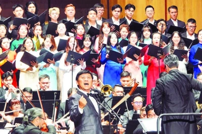 Nghệ sĩ Nhân dân Tạ Minh Tâm tham gia Liên hoan nghệ thuật "Giai điệu mùa thu" năm 2025. (Ảnh MẠNH HẢO)