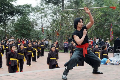 Biểu diễn võ sáo tại lễ hội Yên Thế (Ảnh Văn Thương)