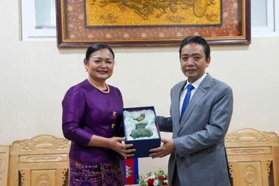 Thứ trưởng Văn hóa, Thể thao và Du lịch Hoàng Đạo Cương tiếp Quốc Vụ khanh Bộ Văn hóa và Nghệ thuật Campuchia Lundi Sannnara.