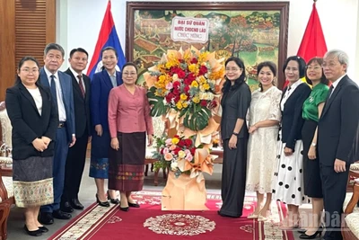 Đoàn cán bộ Đại sứ quán Lào chúc mừng Bộ Văn hóa, Thể thao và Du lịch nhân kỷ niệm 80 năm Ngày thành lập ngành. 