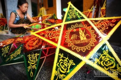 Đèn trung thu là đồ chơi yêu thích của các em nhỏ. 