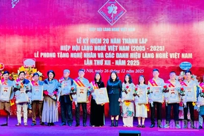 Phong tặng danh hiệu Nghệ nhân Làng nghề lần thứ XII-2025. (Ảnh: HNV)