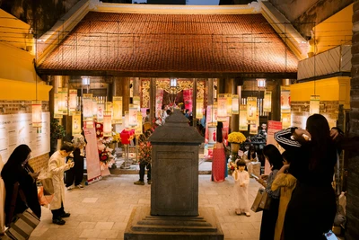 Không gian trưng bày nghệ thuật "Sắc màu truyền thống" thu hút sự tham gia của nhiều họa sĩ chuyên nghiệp và các em nhỏ.