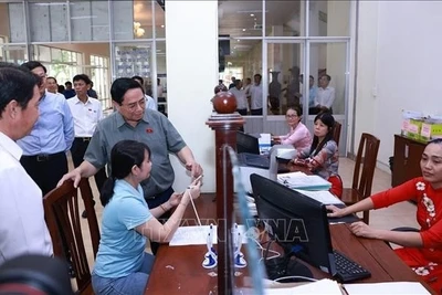 Thủ tướng Phạm Minh Chính thăm, kiểm tra tình hình hoạt động của Trung tâm Phục vụ hành chính công phường Ninh Kiều (thành phố Cần Thơ) ngày 13/7. (Ảnh: TTXVN)