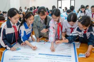 Học sinh tham gia trải nghiệm đồng thiết kế giải pháp SafeGate School Plus. (Ảnh: PV)