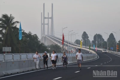Người dân tập thể dục trên đường dẫn vào cầu.