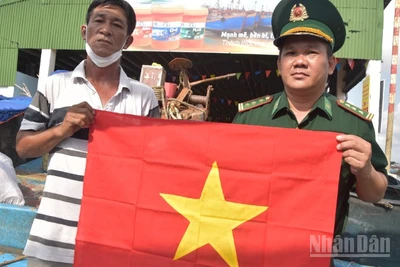 Tặng cờ và tuyên truyền khai thác hải sản bất hợp pháp, không báo cáo, không theo quy định cho ngư dân.