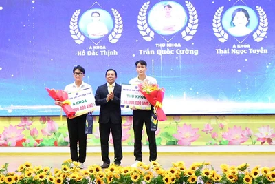 Trường đại học Trà Vinh vinh danh thủ khoa, á khoa kỳ tuyển sinh đại học chính quy năm 2025 tại lễ khai giảng năm học mới.
