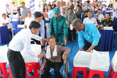 Người cao tuổi được hỗ trợ đến khám bệnh miễn phí tại xã Long Hiệp.