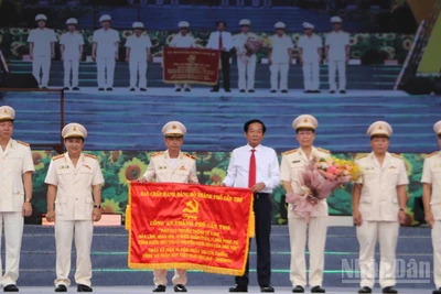 Ông Đỗ Thanh Bình (áo trắng), Bí thư Thành ủy Cần Thơ tặng bức trướng cho Công an thành phố Cần Thơ.