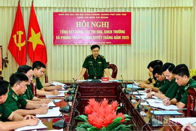 Đại tá Hà Huy Trường, Phó Chính ủy Bộ đội Biên phòng thành phố Cần Thơ phát biểu chỉ đạo tại hội nghị.