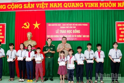 Ban Chỉ huy Bộ đội Biên phòng thành phố Cần Thơ phối hợp Hội Khuyến học thành phố tổ chức Lễ trao học bổng cho các em học sinh trên địa bàn khu vực biên giới biển.