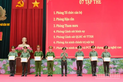 Giám đốc Công an thành phố Cần Thơ trao khen thưởng các tập thể, cá nhân có thành tích xuất sắc trong công tác.
