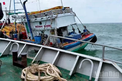 Tàu Hải đội 2, Bộ đội Biên phòng thành phố Cần Thơ tiếp cận vị trí tàu cá ST 94989 TS gặp nạn.