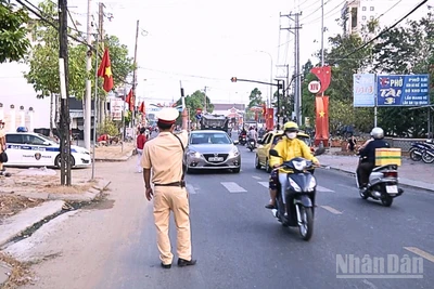 Lực lượng cảnh sát giao thông tuần tra, kiểm soát các phương tiện lưu thông trên đường