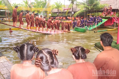 Du khách trải nghiệm các trò chơi tại Làng du lịch Ông Đề, thành phố Cần Thơ.