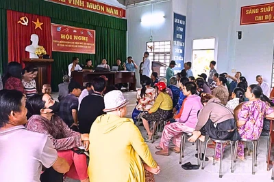 Xã Vị Thanh 1, thành phố Cần Thơ đã nỗ lực làm việc xuyên suốt cả buổi trưa và đến chiều tối, tận tình hướng dẫn, phục vụ nhân dân đến nhận quà.