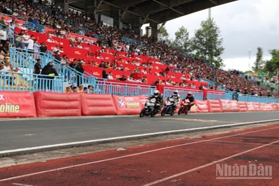 Các tay đua tranh tài trên các cung đường đua tại Sân vận động thành phố Cần Thơ.