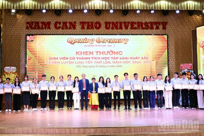 Nhà trường khen thưởng sinh viên có thành tích học tập loại xuất sắc và rèn luyện loại tốt trở lên, năm học 2024-2025.
