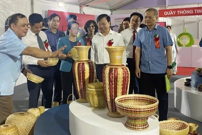 Sở Công thương Hà Nội giới thiệu, quảng bá các sản phẩm làng nghề Hà Nội. 